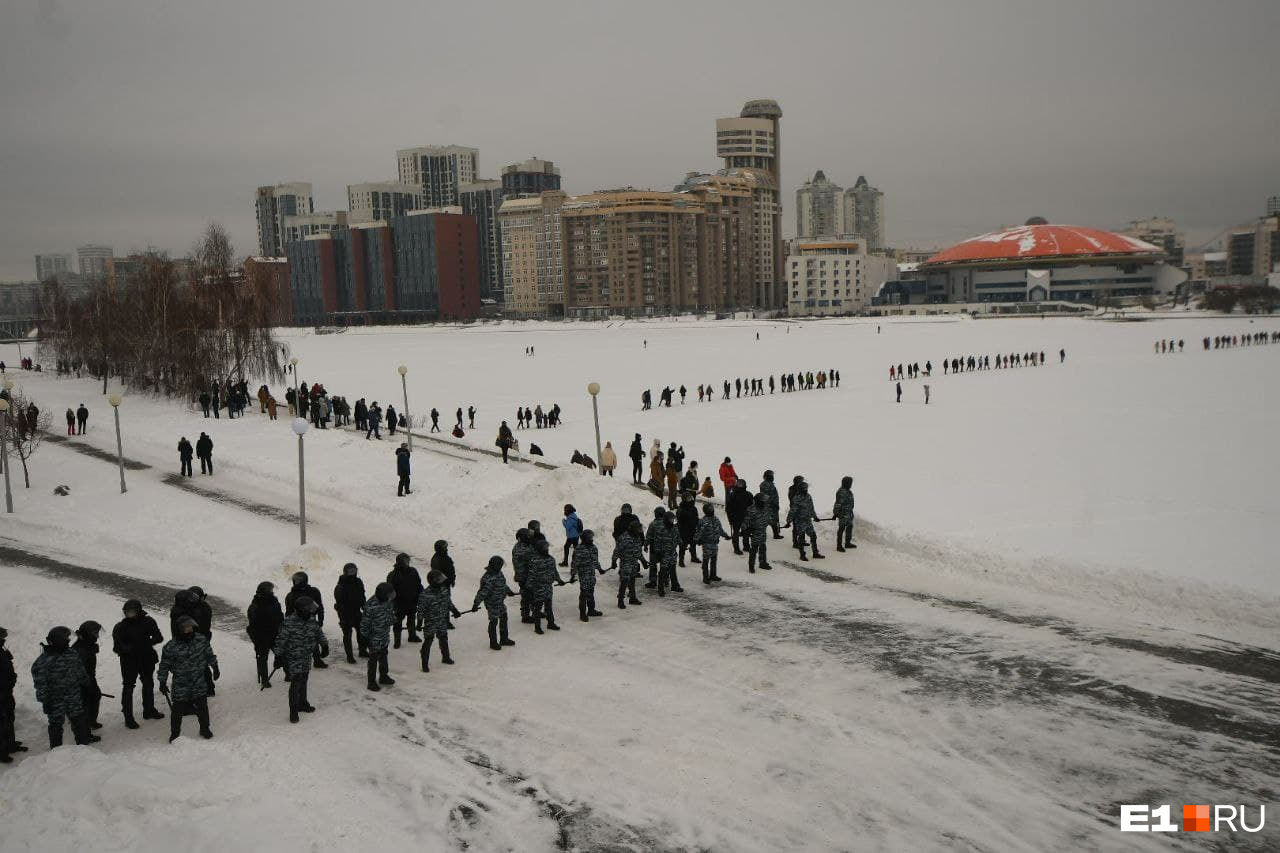 Силовики вытеснили протестующих на лед