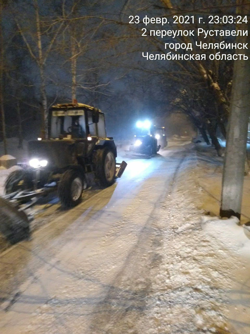 Дорожники чистят проезды, но успевают не везде Дорожники чистят проезды, но успевают не везде