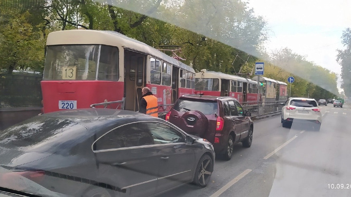 В центре Екатеринбурга трамвай сошел с рельсов и снес ограждение остановки