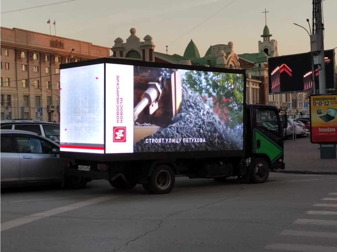 Рекламный грузовик у перехода