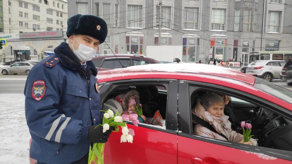 Женщинам дарили тюльпаны и напоминали о правилах дорожного движения 