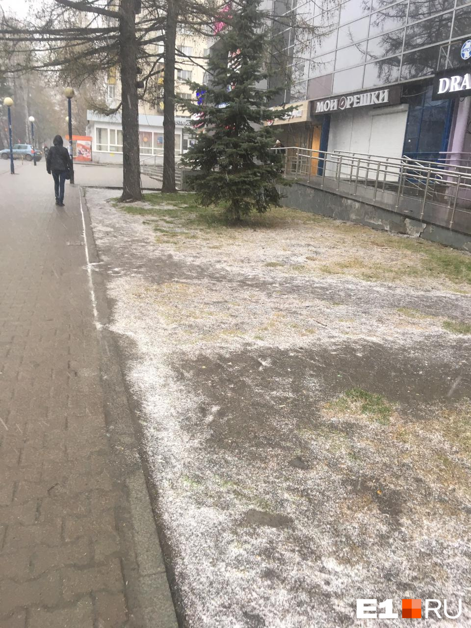 Снег лежит на улице Шаумяна