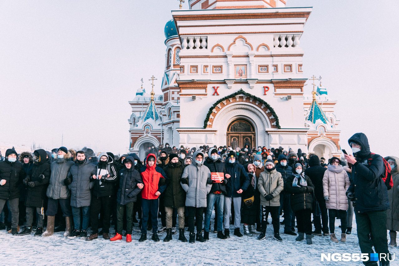Протестующие скучковались у крыльца храма Протестующие скучковались у крыльца храма