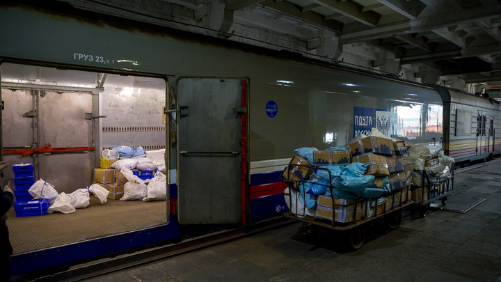 Часть посылок красноярцев начали отправлять для сортировки в Новосибирск из-за нехватки сотрудников