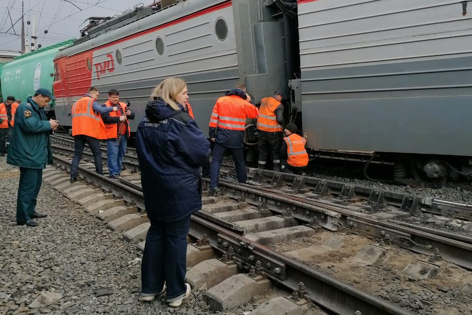 Груженный вагон. Происшествия на железной дороге вчера и сегодня. Локомотив и вагон с зерном сход Златоуст.