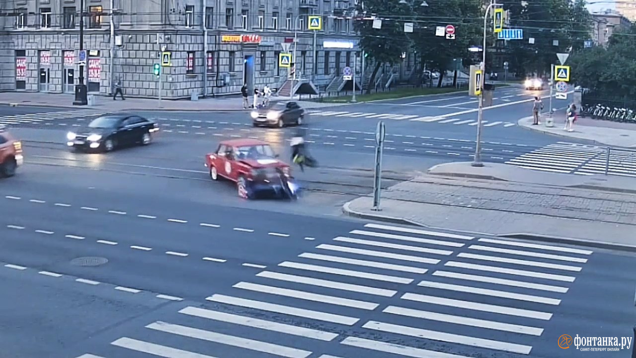 Роковая встреча мотоциклиста и «копейки» на перекрестке Московского и Кузнецовской попала на видео