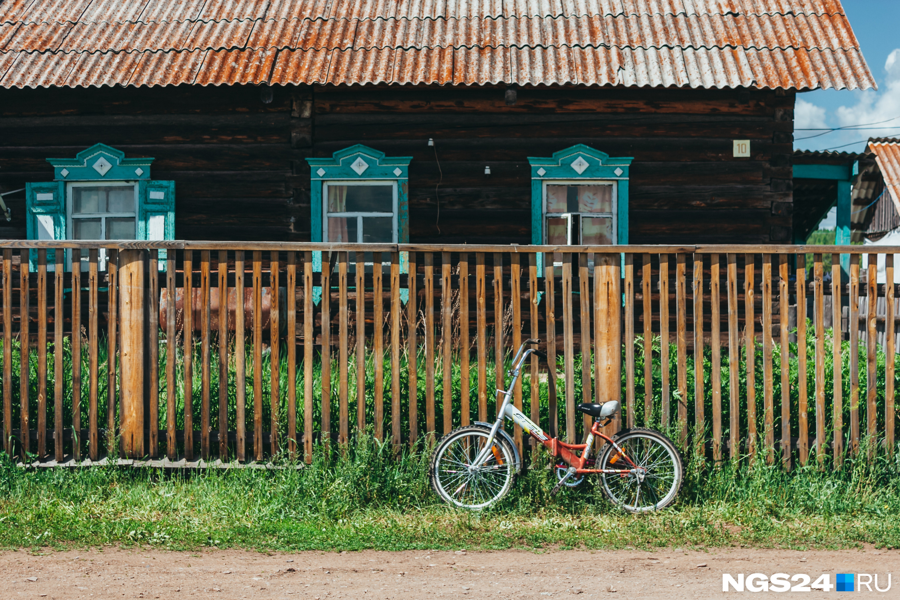 Детей летом в деревне очень много — велосипеды стоят у каждого четвертого забора