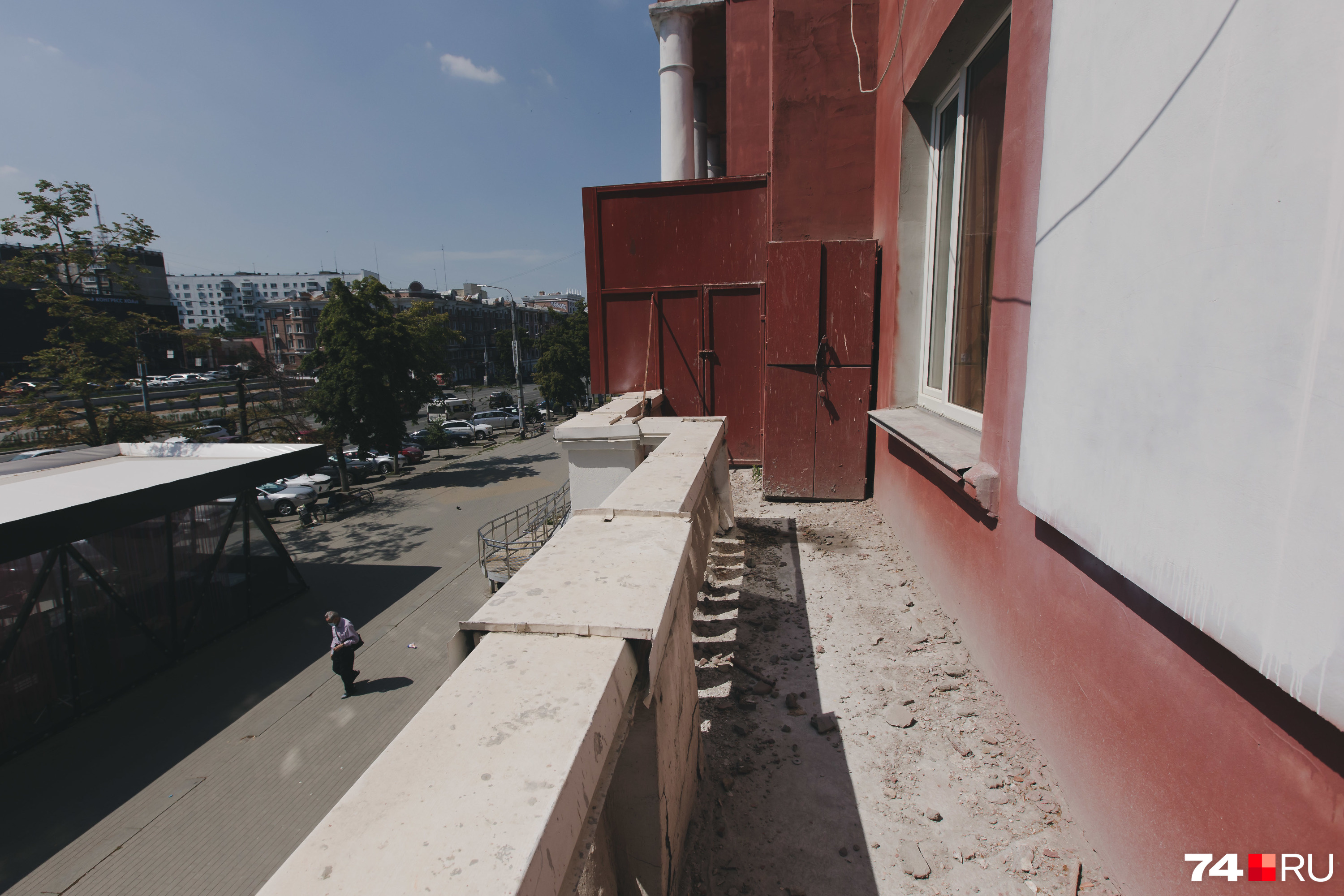 На балконе жители установили железную дверь — защиту от воров, которые забирались с улицы в квартиры