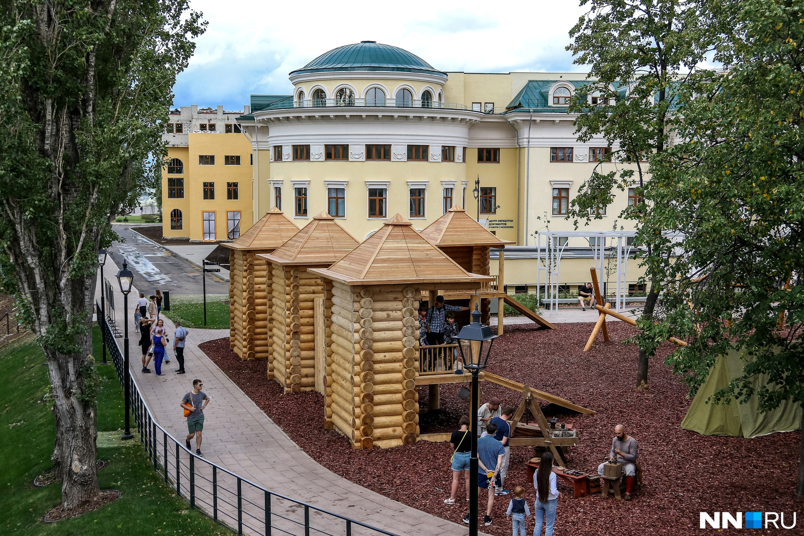 Новая детская площадка в кремле с деревянным детинцем