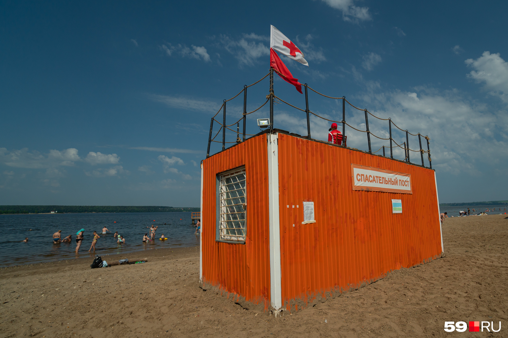 На всех официальных пляжах есть посты спасателей