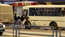 «Пассажиры были в шоке»: в Челябинске маршрутчики устроили драку на проезжей части