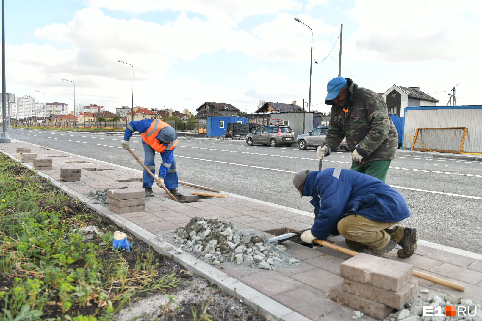 Рабочие трудятся над обустройством тротуаров