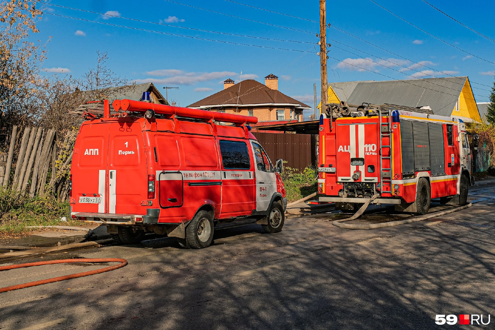 На дома по соседству огонь перекинуться не успел На дома по соседству огонь перекинуться не успел
