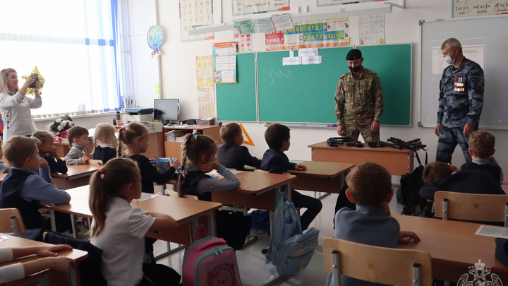 Сотрудники Росгвардии дали боевое оружие первоклассникам на уроке в Красноярске