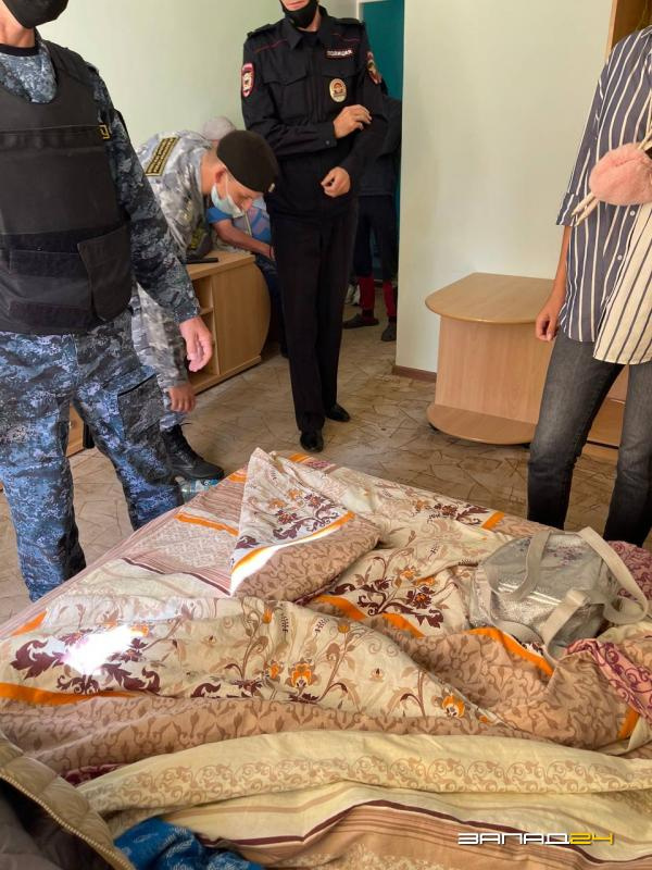 Вместе с мамой за дочерью Виталия пришли силовики и судебные приставы Вместе с мамой за дочерью Виталия пришли силовики и судебные приставы
