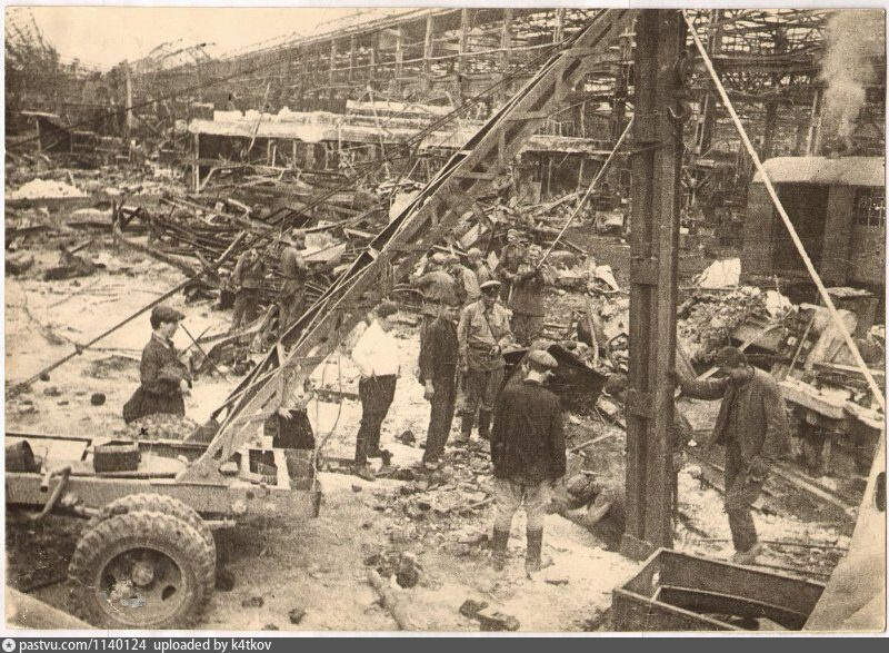 Разбомбленный главный сборочный конвейер Горьковского Автозавода, 1943