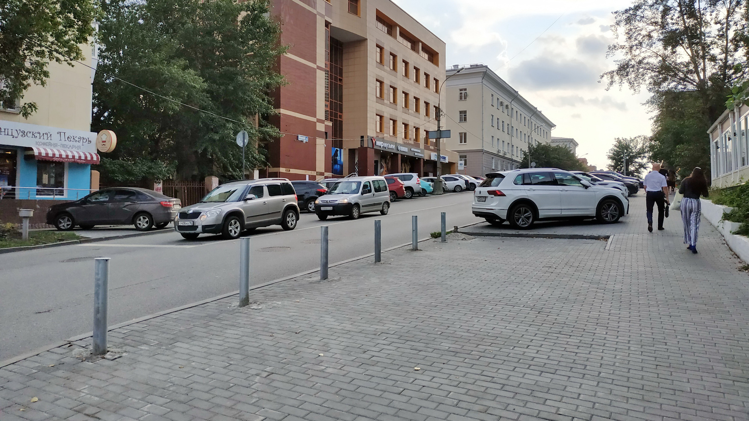 Улица Первомайская. Столбики защищают тротуар от хамской парковки