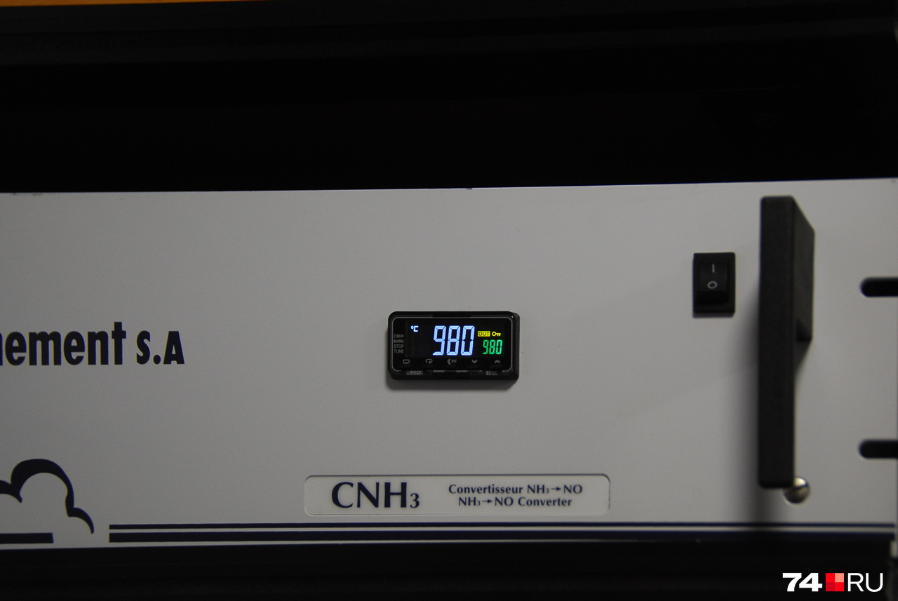 А вот конвертор, который преобразует аммиак в окислы азота при температуре <nobr class="_">980 градусов</nobr> — почти что рубеж плавления меди