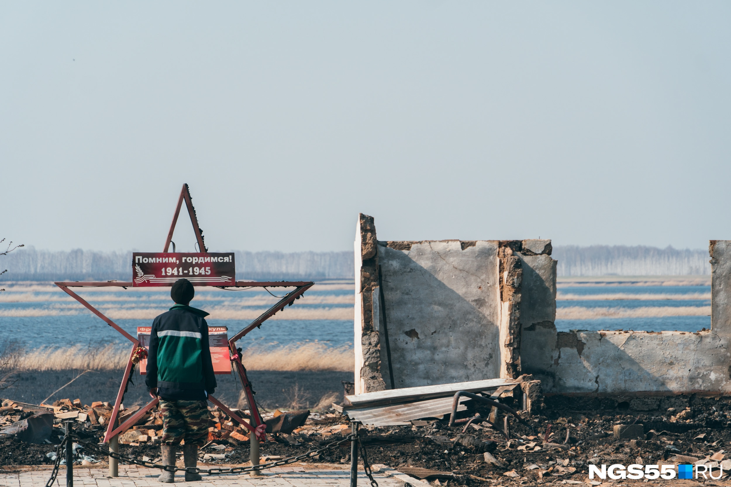 На пепелище остались только печи, кирпичные кладки, остовы техники и эта звезда На пепелище остались только печи, кирпичные кладки, остовы техники и эта звезда
