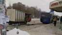 «Ни метра нормальной дороги»: в Ярославле произошло более <nobr class="_">10 ДТП</nobr> с участием общественного транспорта