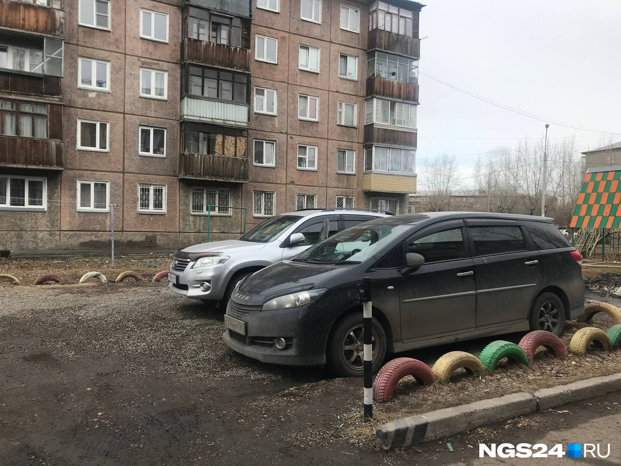 А в этом дворе часть территории отсыпали щебнем и организовали парковку на шесть машин — она тоже незаконна А в этом дворе часть территории отсыпали щебнем и организовали парковку на шесть машин — она тоже незаконна