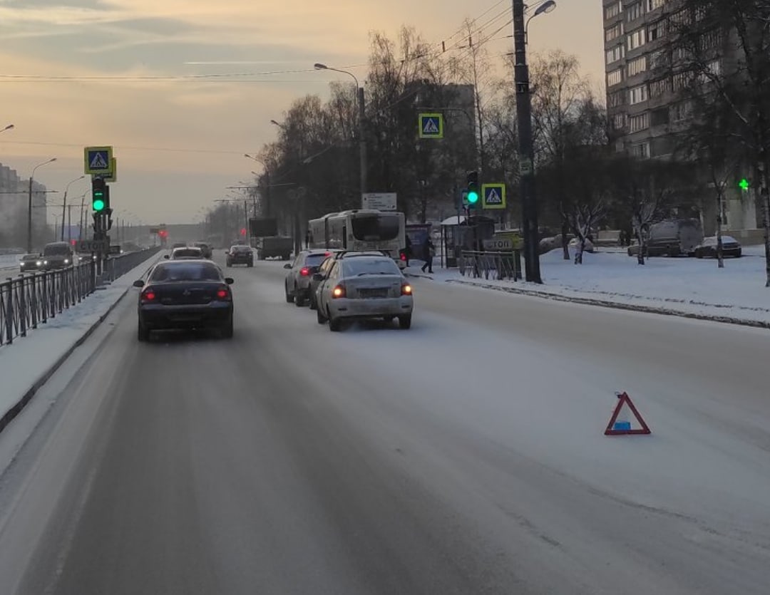 <br>На проспекте Большевиков в сторону улицы Крыленко «паровозик» из трёх машин<br>