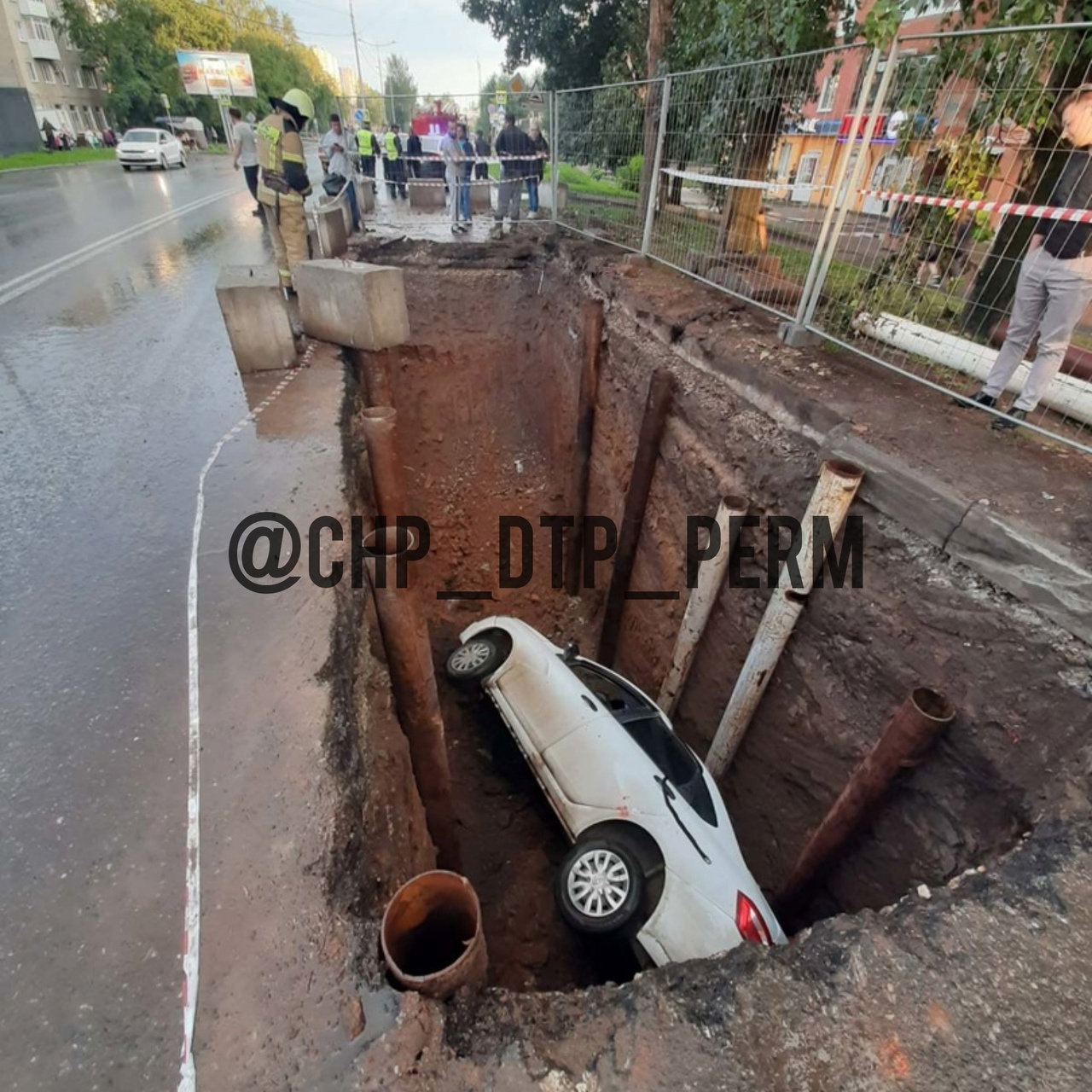Cо стороны дороги у траншеи нет бетонных блоков Cо стороны дороги у траншеи нет бетонных блоков
