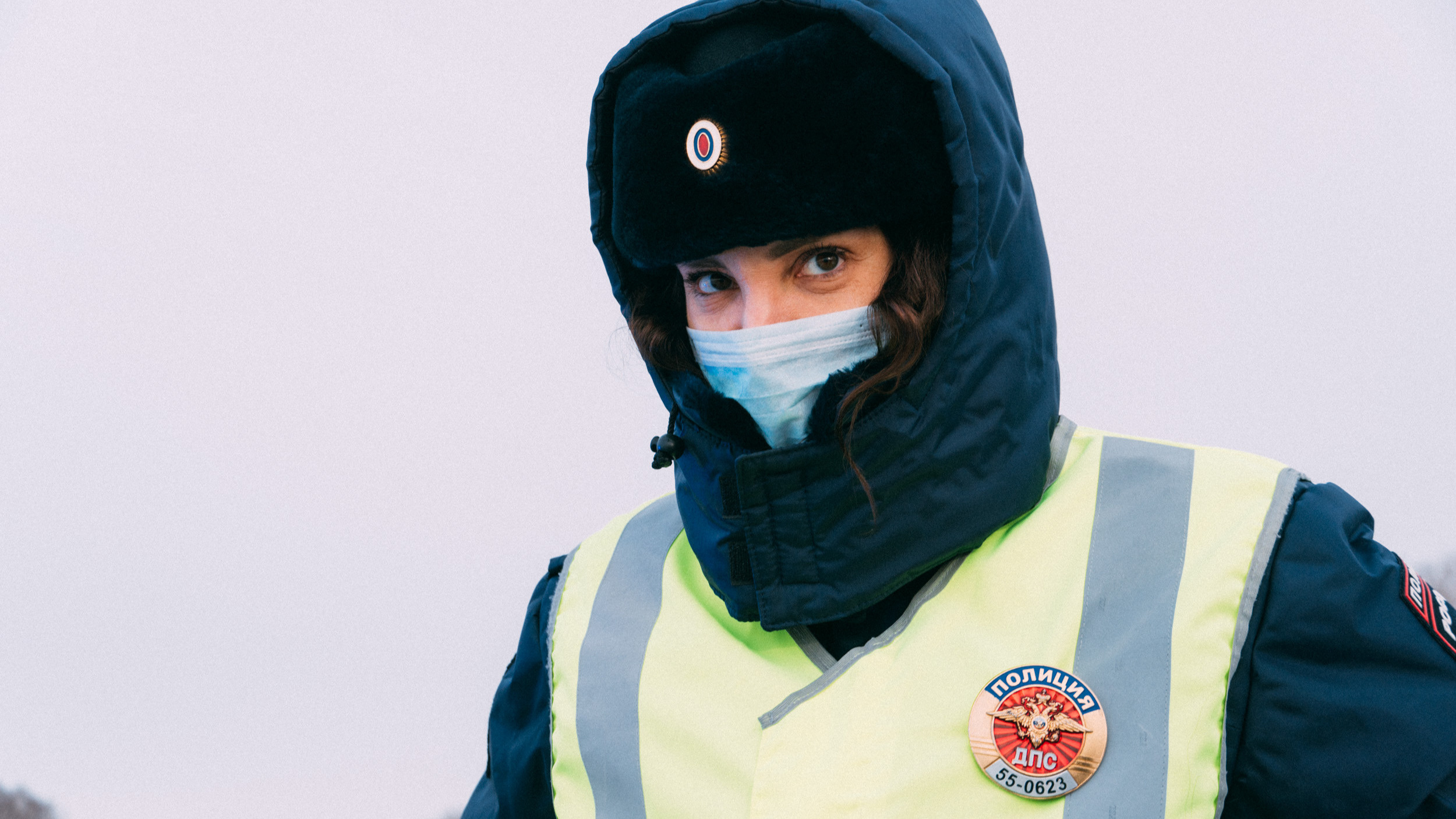 «Включаю хитрость и обаяние»: день с единственной в Омске девушкой — инспектором ДПС