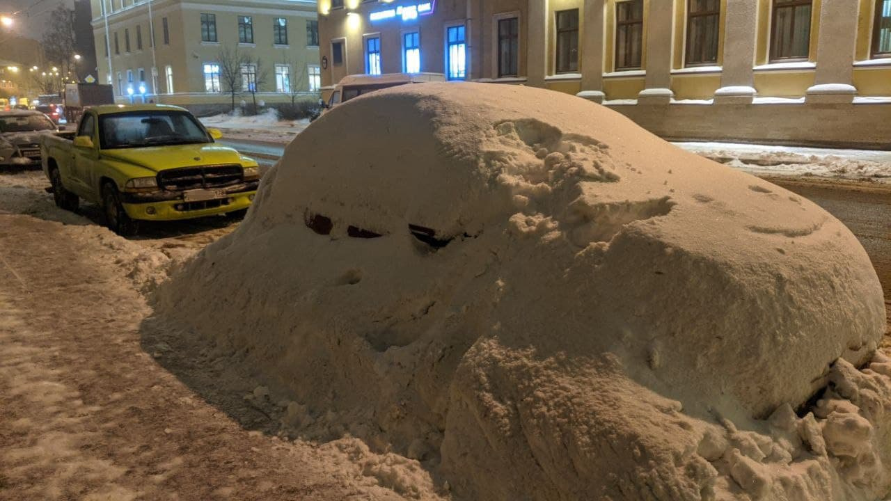 Питер 2021. Стена из снега в СПБ. Какашка из снега в Питере на Марсовом поле. Куча снега в Питере на набережной. Снежный вал на Петроградской.