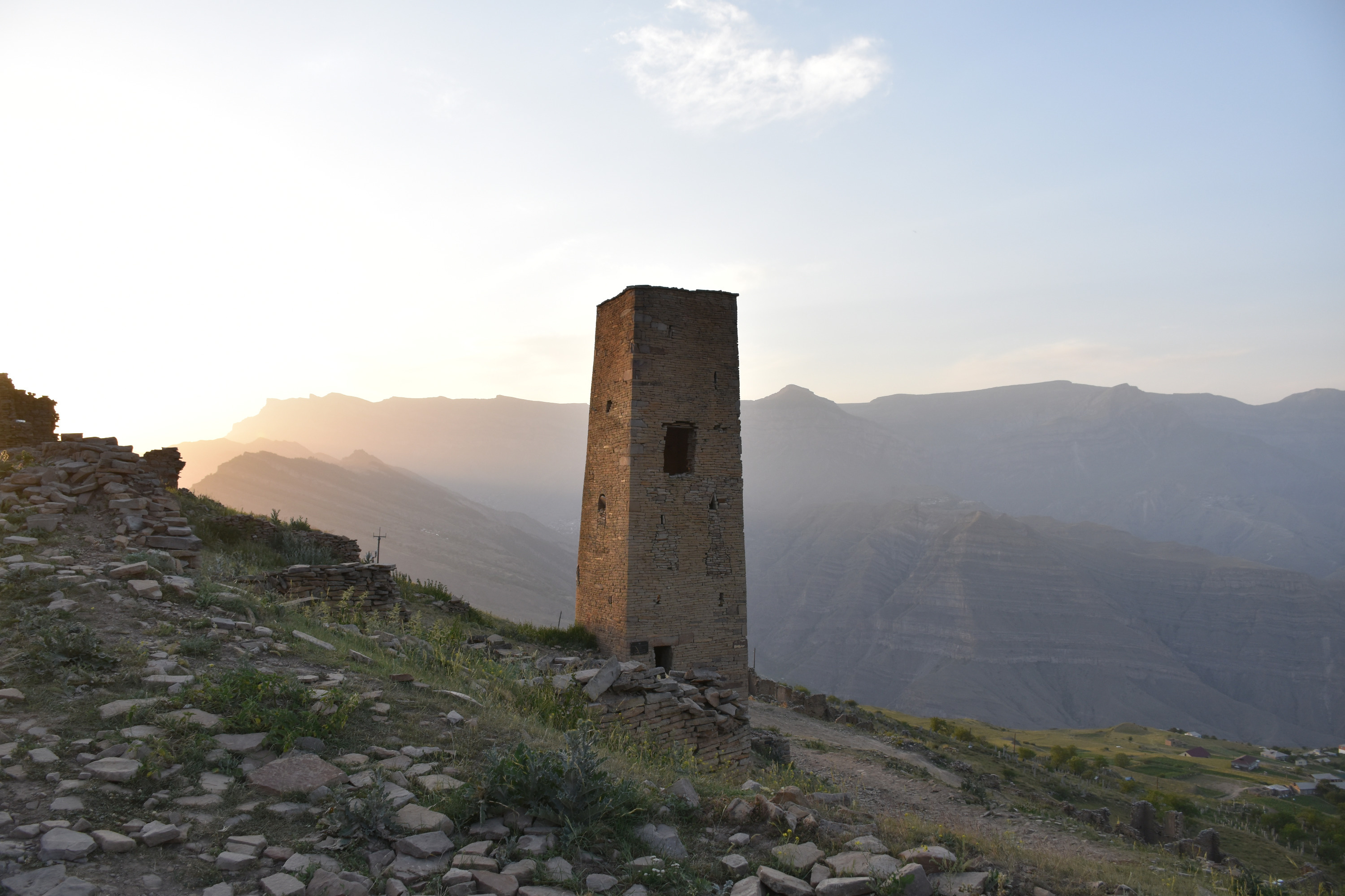 Одна из многочисленных древних башен в Дагестане