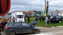 За Волгой в Ярославле во время ДТП загорелась машина: двоих увезли в больницу