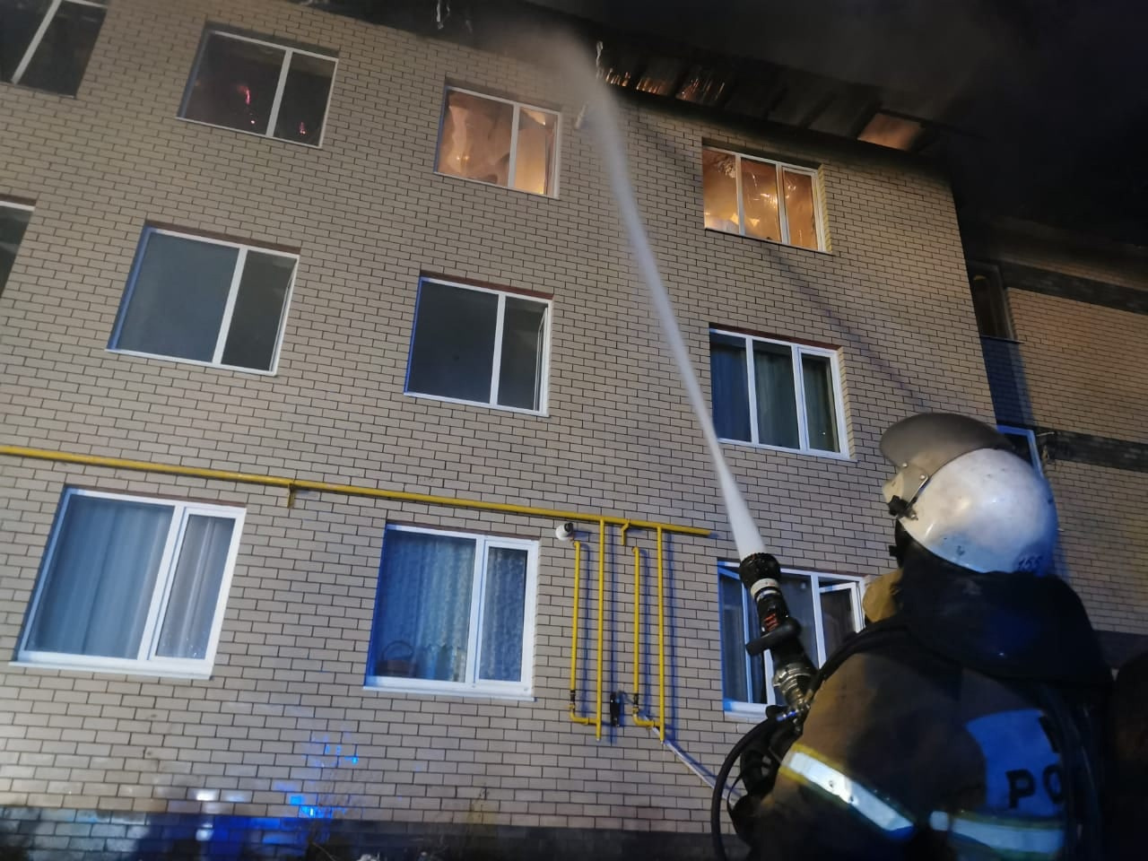 Пожарные продолжают тушить дом, на месте работают спасатели