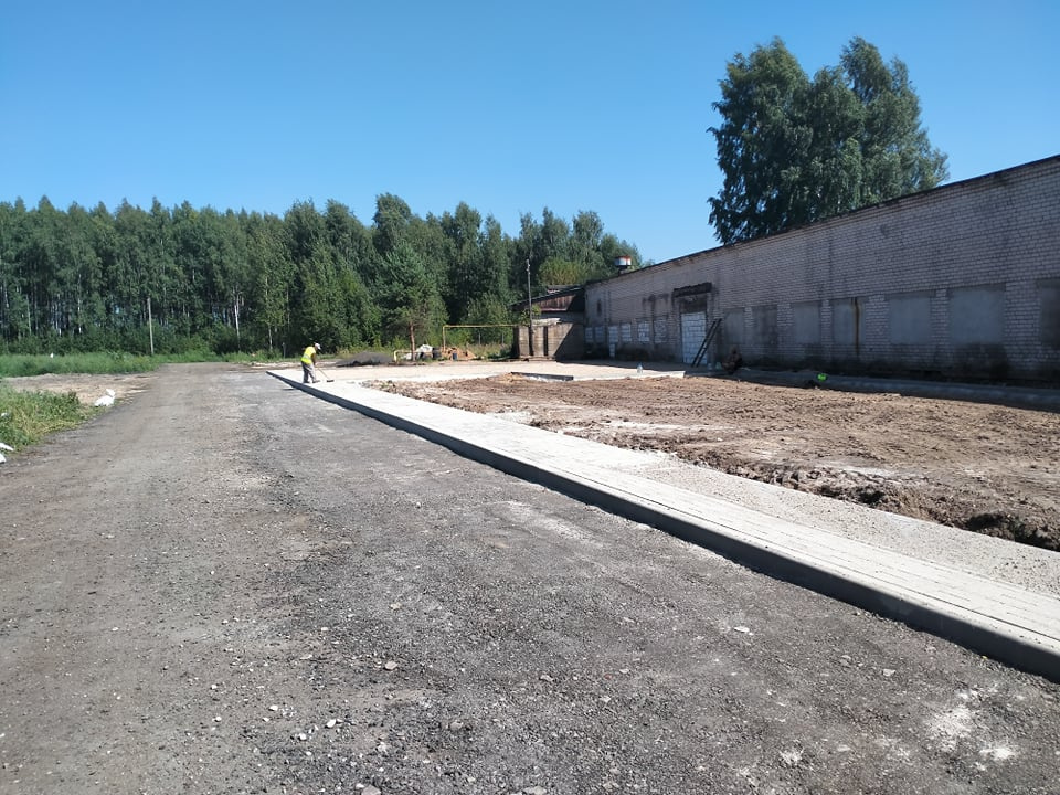 Застройщик оборудует тротуары Застройщик оборудует тротуары