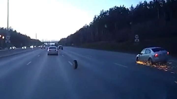 «Возможно, это причина ДТП»: на Кольцовском тракте сняли на видео, как от машины отлетает колесо