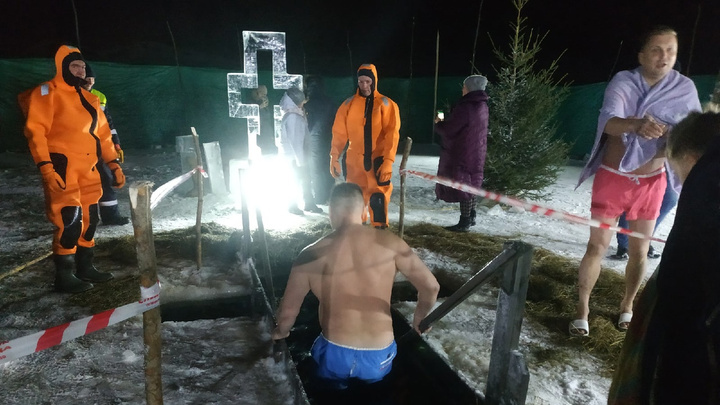 Рядом — крест и водолазы: смотрим, как недалеко от Архангельска встречают Крещение в ледяной купели