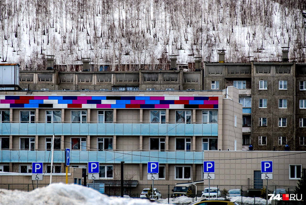 Серые здания украсили цветными лентами