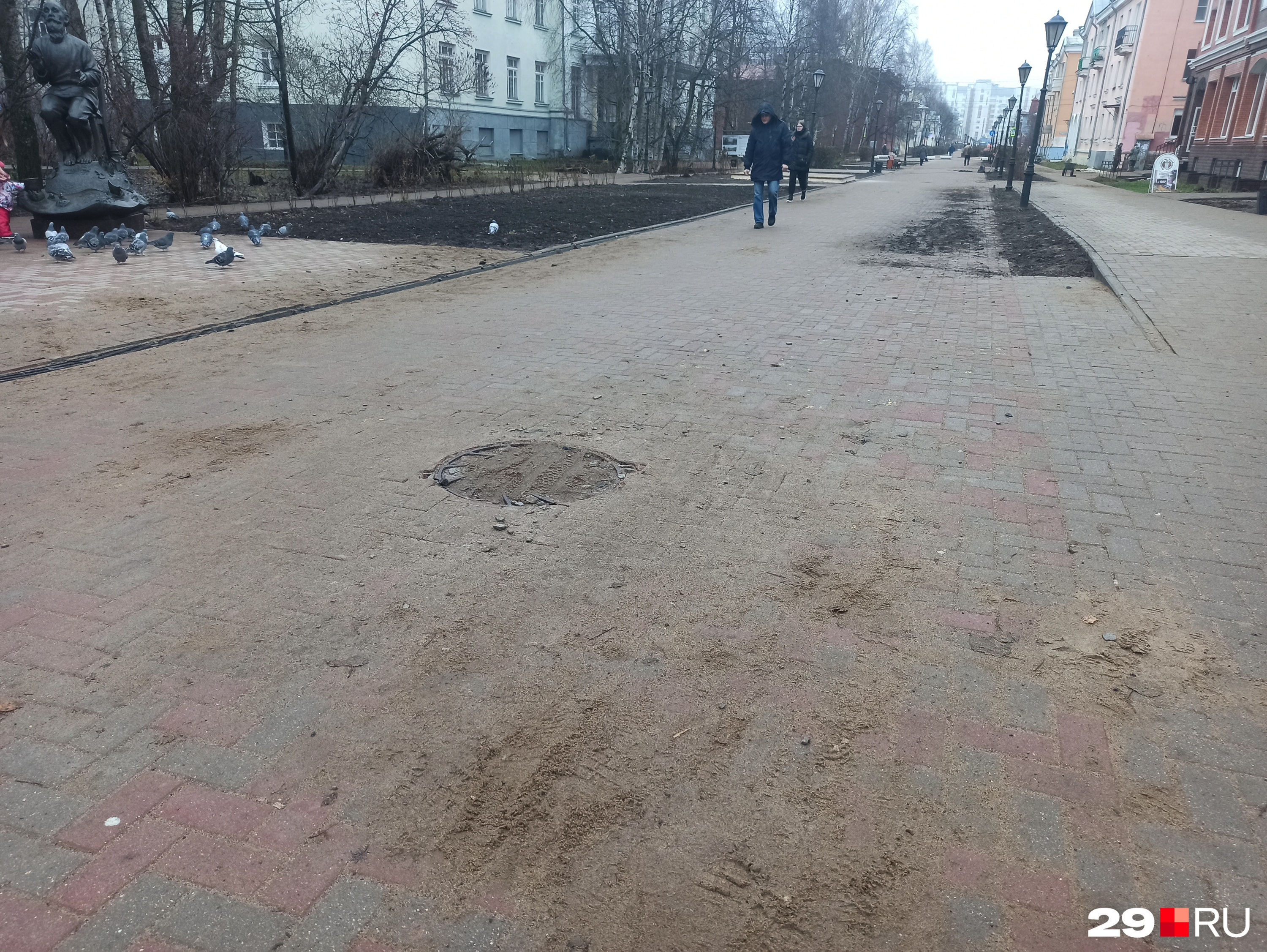 Из-за перепада высоты землю вымывает прямо на тротуар Из-за перепада высоты землю вымывает прямо на тротуар