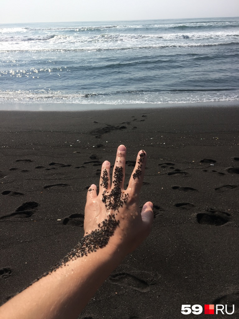 Песок Халактырского пляжа — вулканический, поэтому и черный. И крупный