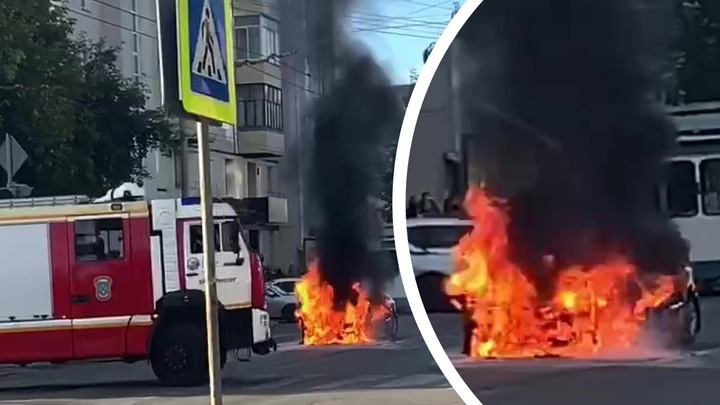 В центре Екатеринбурга посреди дороги загорелось такси. Видео