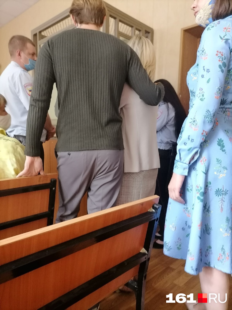 Родные не смогли сдержать слез, когда подошли к обвиняемому Родные не смогли сдержать слез, когда подошли к обвиняемому