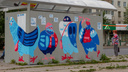 Две художницы из Северодвинска разрисовали остановку смешными голубями. Смотрим на работу в деталях