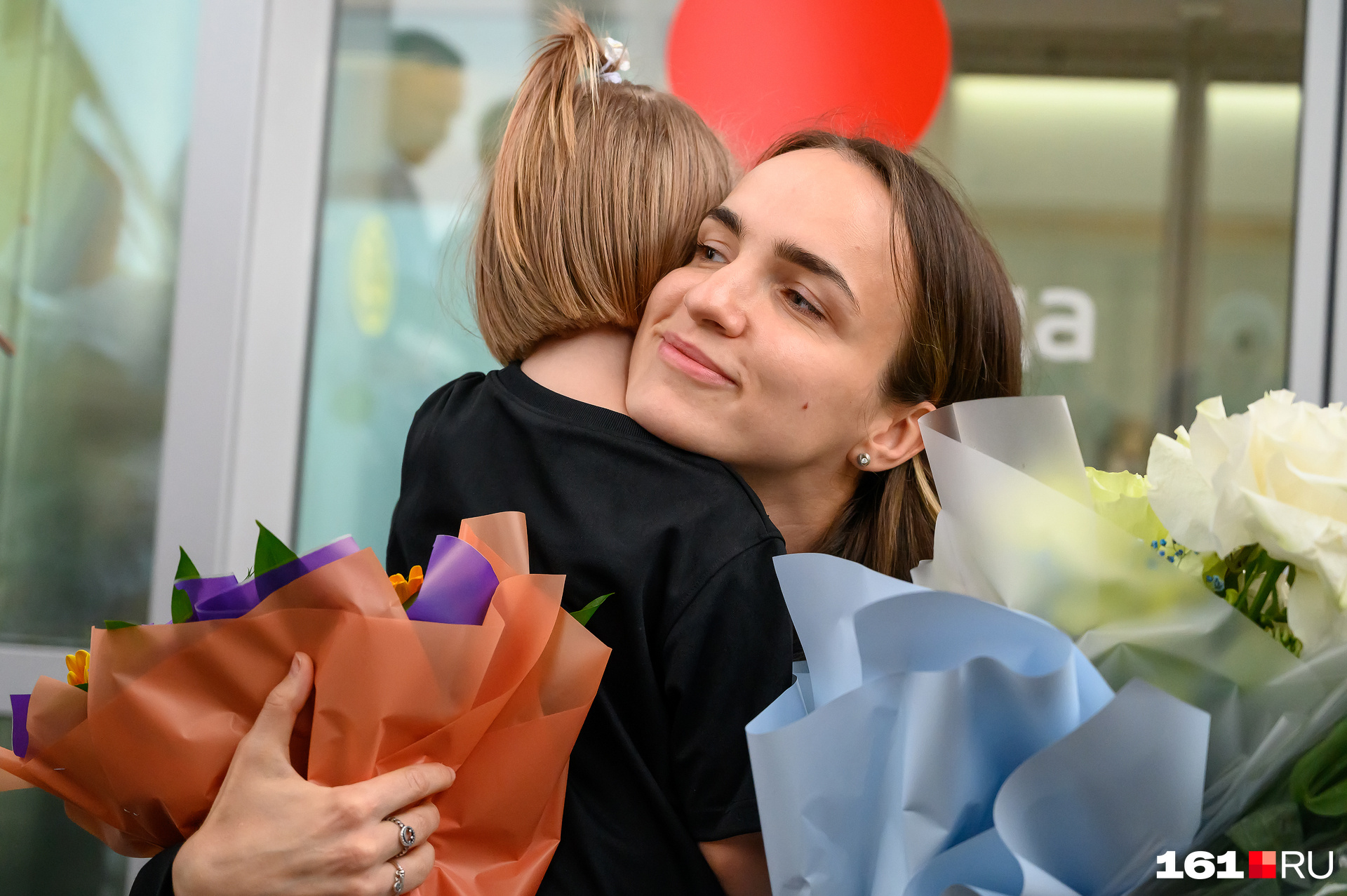 Юная болельщица в объятиях Анны Вяхиревой Юная болельщица в объятиях Анны Вяхиревой