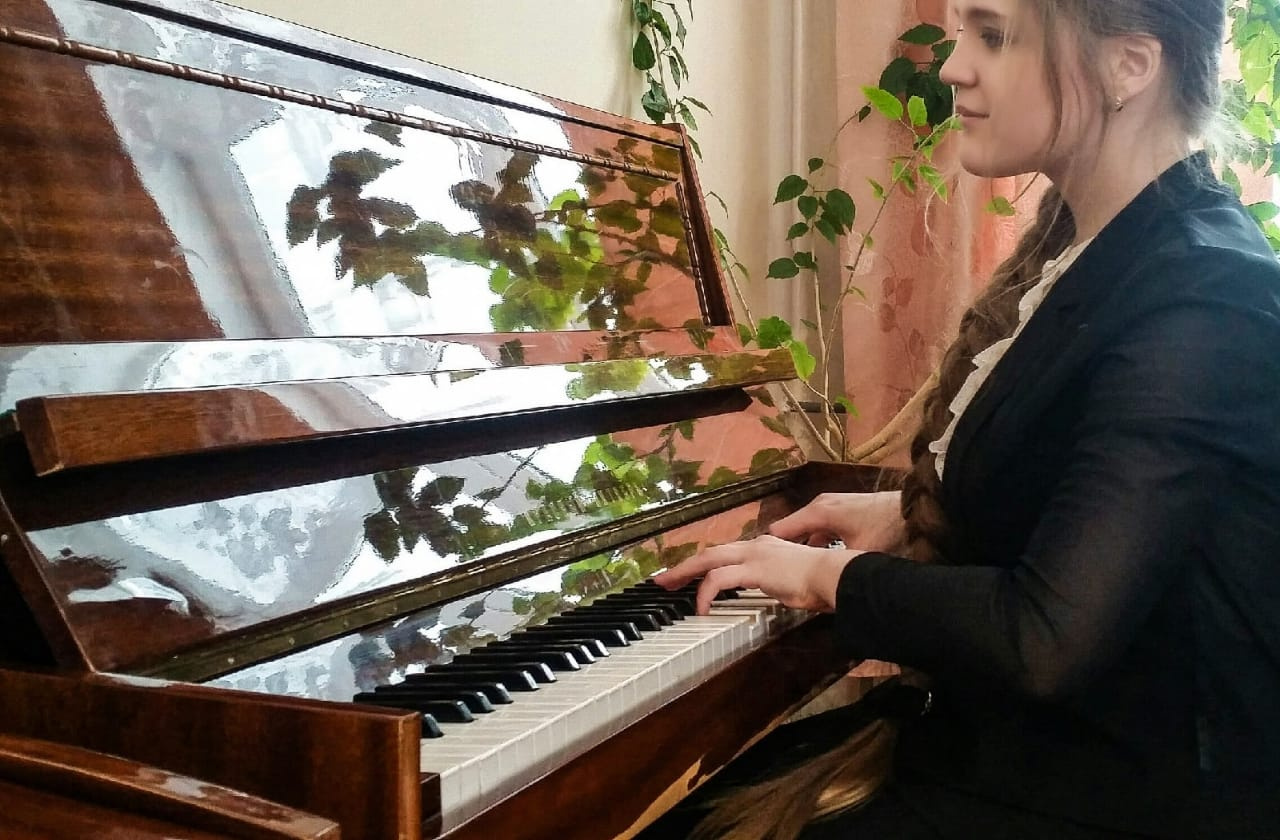 В этом году Ксюша оканчивает музыкальную школу и получает диплом о музыкальном образовании
