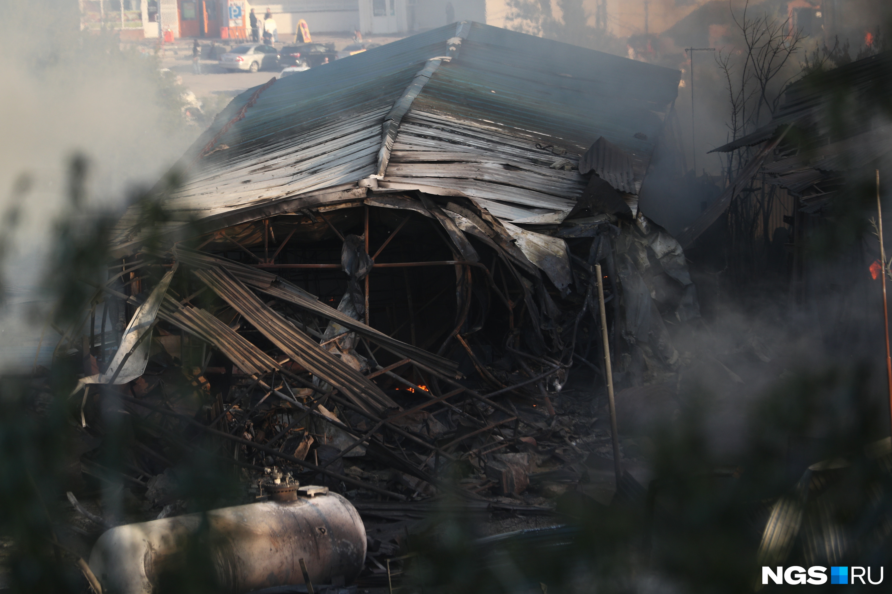 горящий многоэтажный дом. сгоревшая 15. сгоревшая 15. 07. пожар в здании.