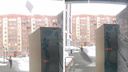 В Новосибирске на видео попал момент, как ветер сорвал кусок крыши на Кирова (чудом не задело прохожих с ребенком)