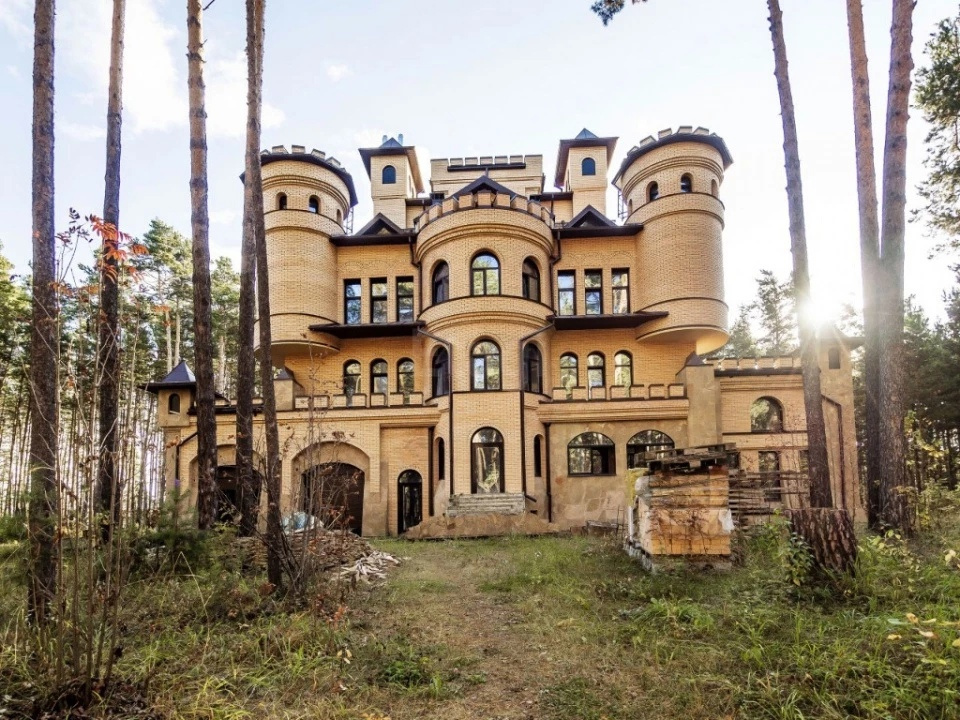 Так выглядел замок в Кудряшах, который продавался в 2019 году за 135 миллионов рублей. Особняк по соседству — еще более роскошный и дорогой
