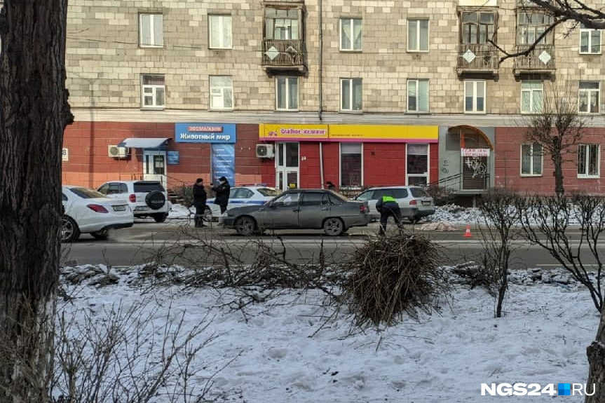 Полицейский общается с водителем Полицейский общается с водителем