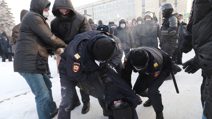 Возле памятника Курчатову в Челябинске задержали участников несанкционированной акции протеста