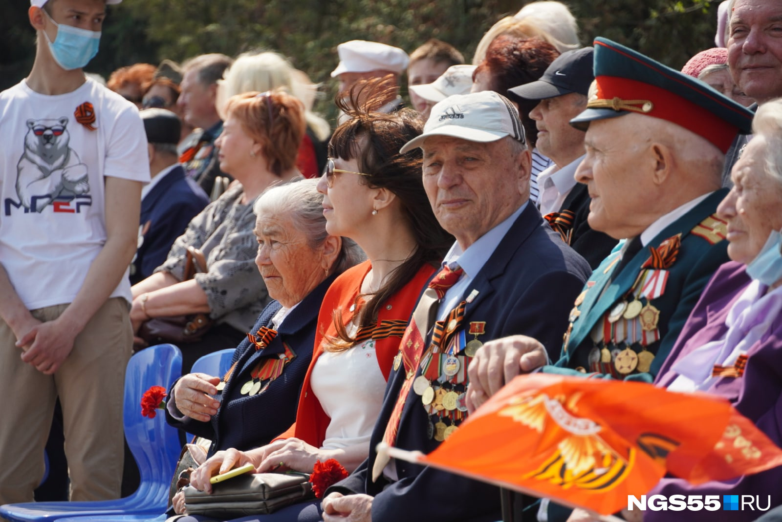 Ветераны наблюдают за парадом
