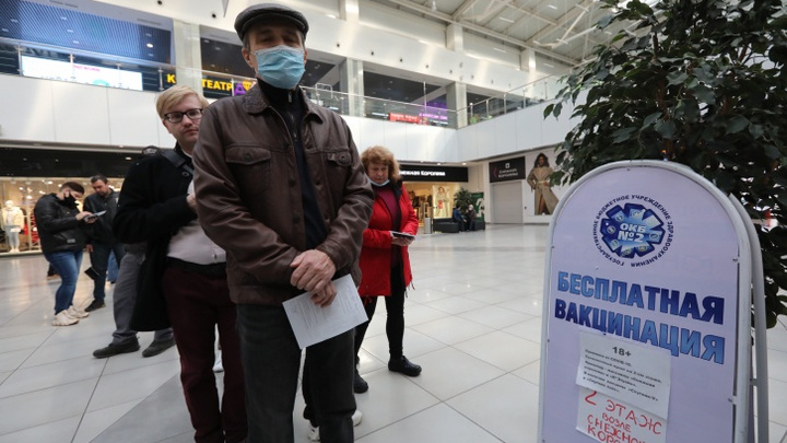 В ТРК Челябинска будут прививать от коронавируса ежедневно, пока не введут QR-коды